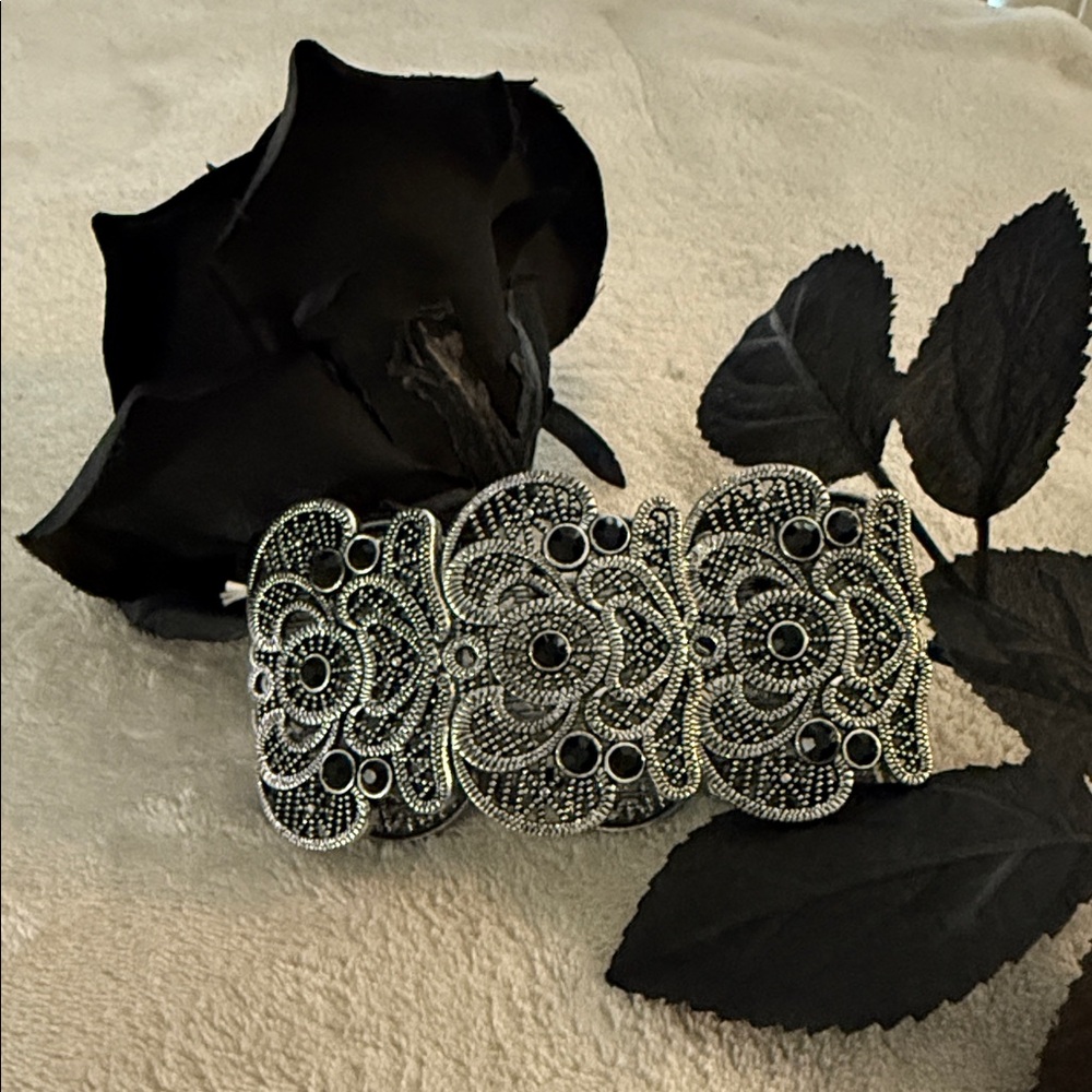 Beakey Vintage Style Filagree Stretch Bracelet 🕷️ - Picture 1 of 4